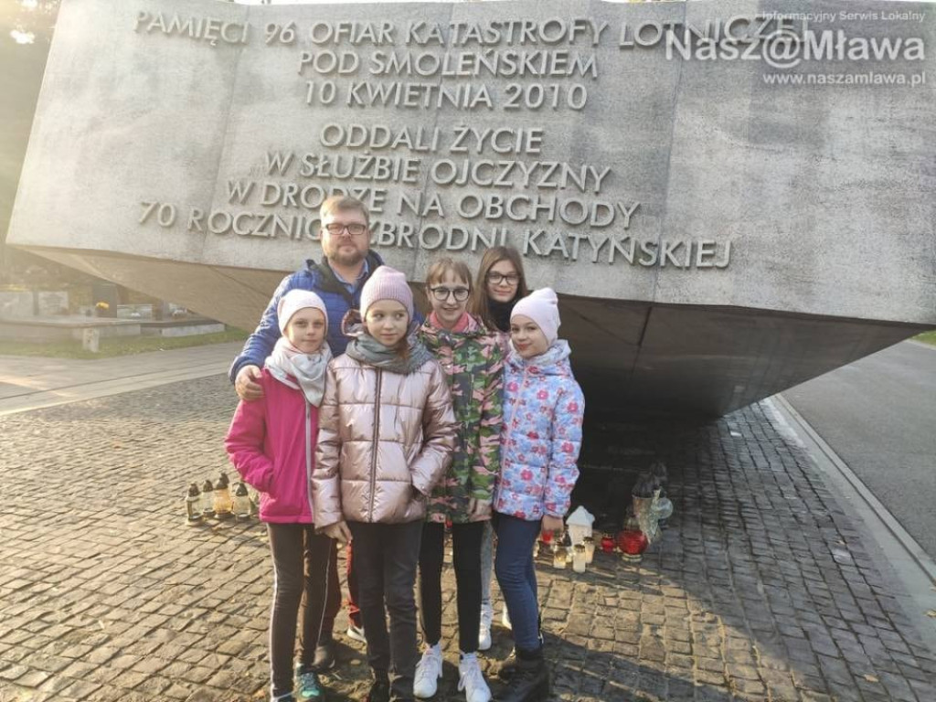 Mławscy uczniowie odwiedzili groby na Powązkach w Warszawie