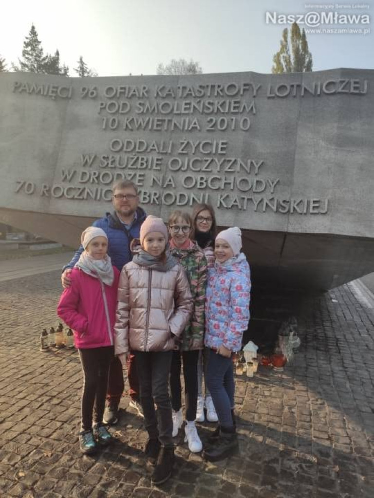 Mławscy uczniowie odwiedzili groby na Powązkach w Warszawie