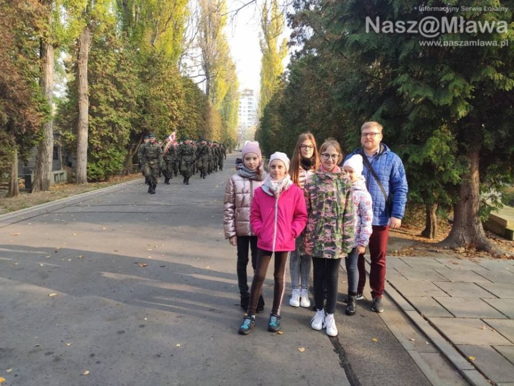 Mławscy uczniowie odwiedzili groby na Powązkach w Warszawie