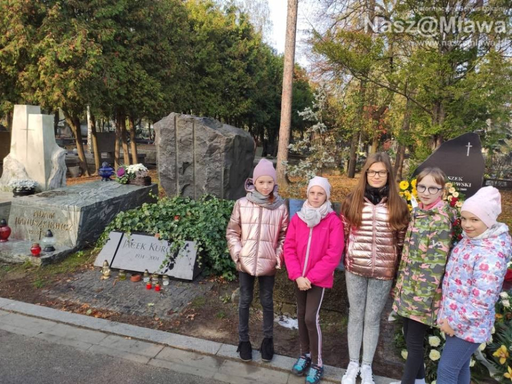 Mławscy uczniowie odwiedzili groby na Powązkach w Warszawie