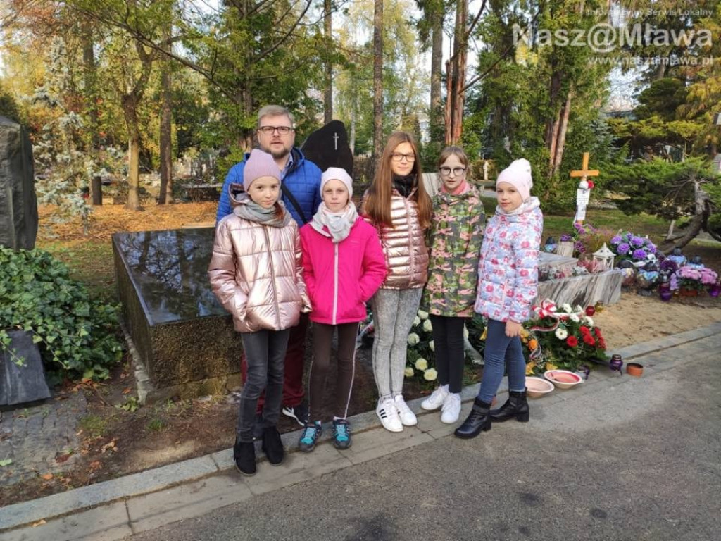 Mławscy uczniowie odwiedzili groby na Powązkach w Warszawie