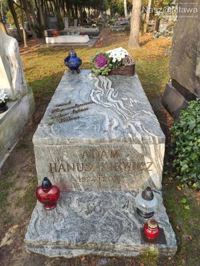 Mławscy uczniowie odwiedzili groby na Powązkach w Warszawie