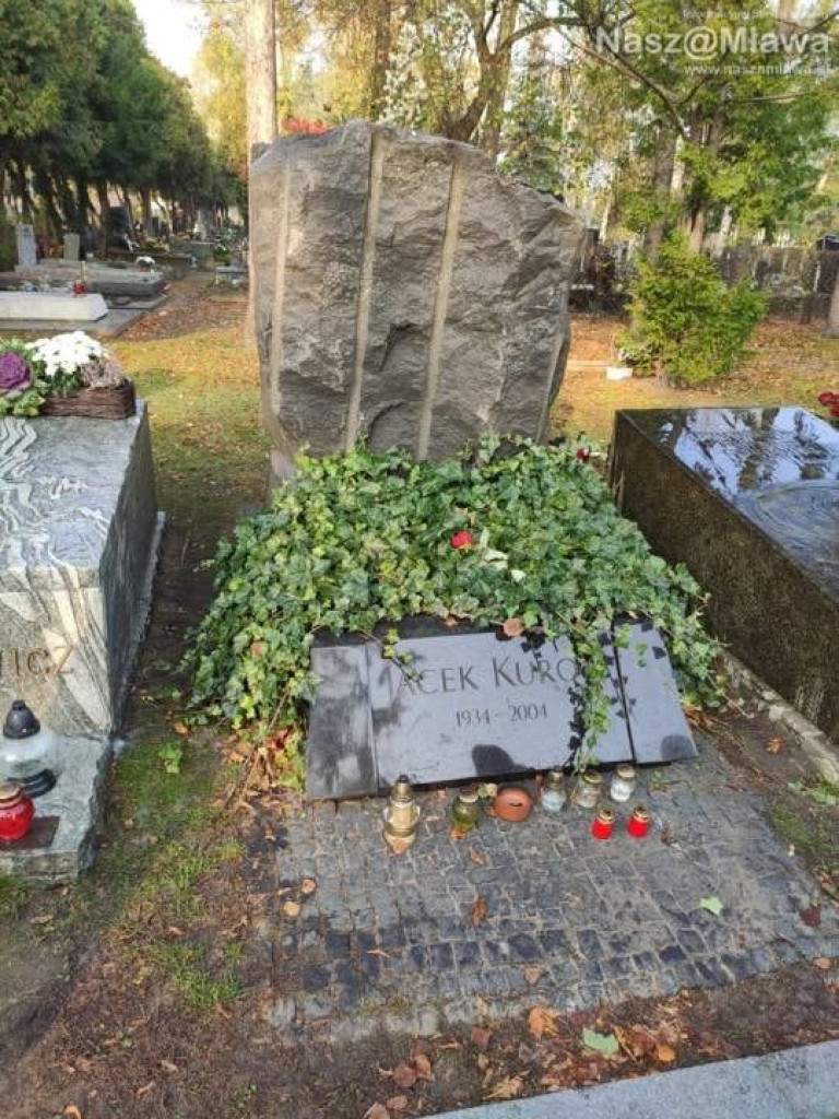 Mławscy uczniowie odwiedzili groby na Powązkach w Warszawie