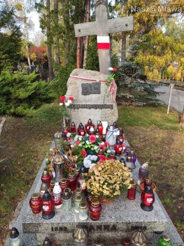 Mławscy uczniowie odwiedzili groby na Powązkach w Warszawie