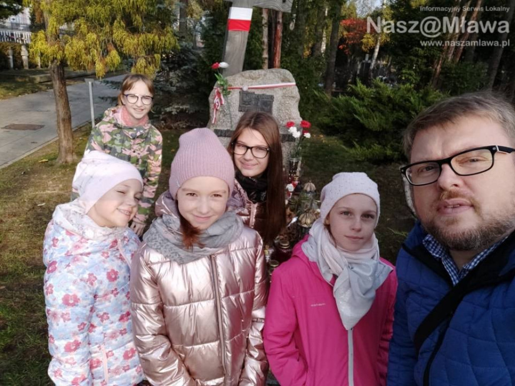 Mławscy uczniowie odwiedzili groby na Powązkach w Warszawie