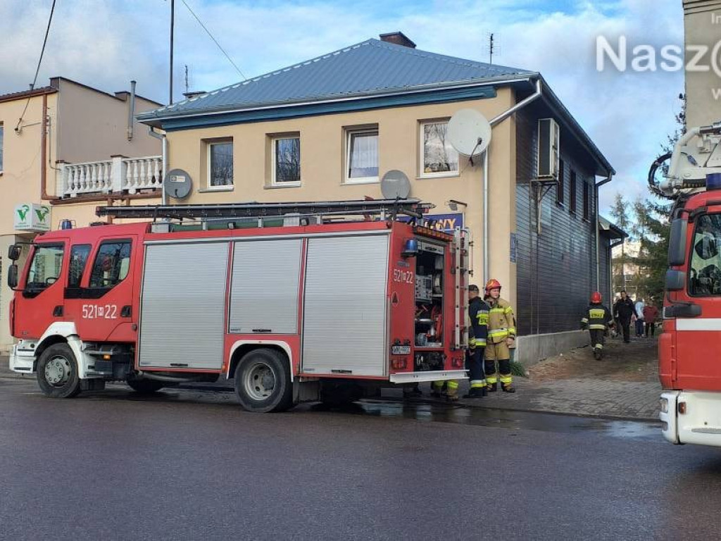 Pożar na pierwszym piętrze kamienicy [AKTUALIZACJA]. Zobacz zdjęcia!
