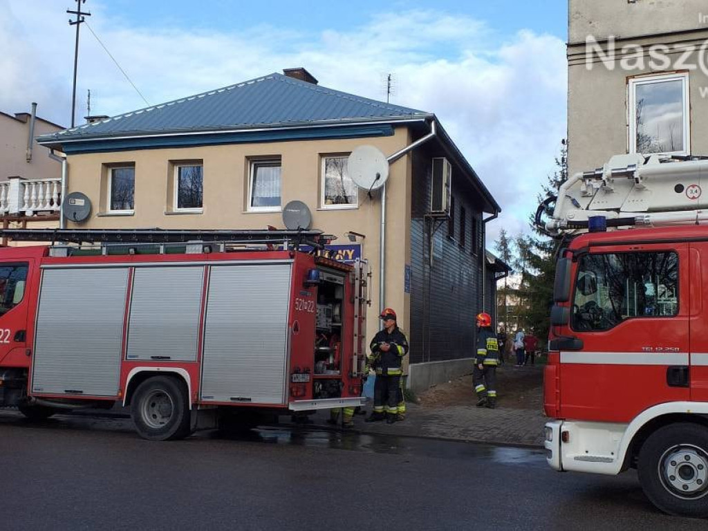 Pożar na pierwszym piętrze kamienicy [AKTUALIZACJA]. Zobacz zdjęcia!