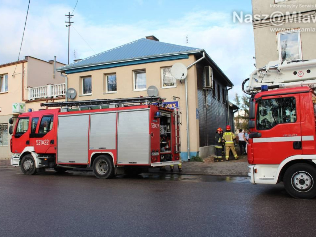 Pożar na pierwszym piętrze kamienicy [AKTUALIZACJA]. Zobacz zdjęcia!