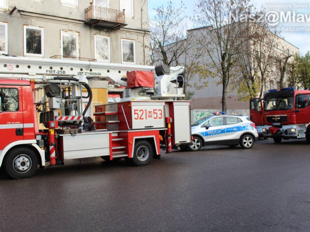 Pożar na pierwszym piętrze kamienicy [AKTUALIZACJA]. Zobacz zdjęcia!