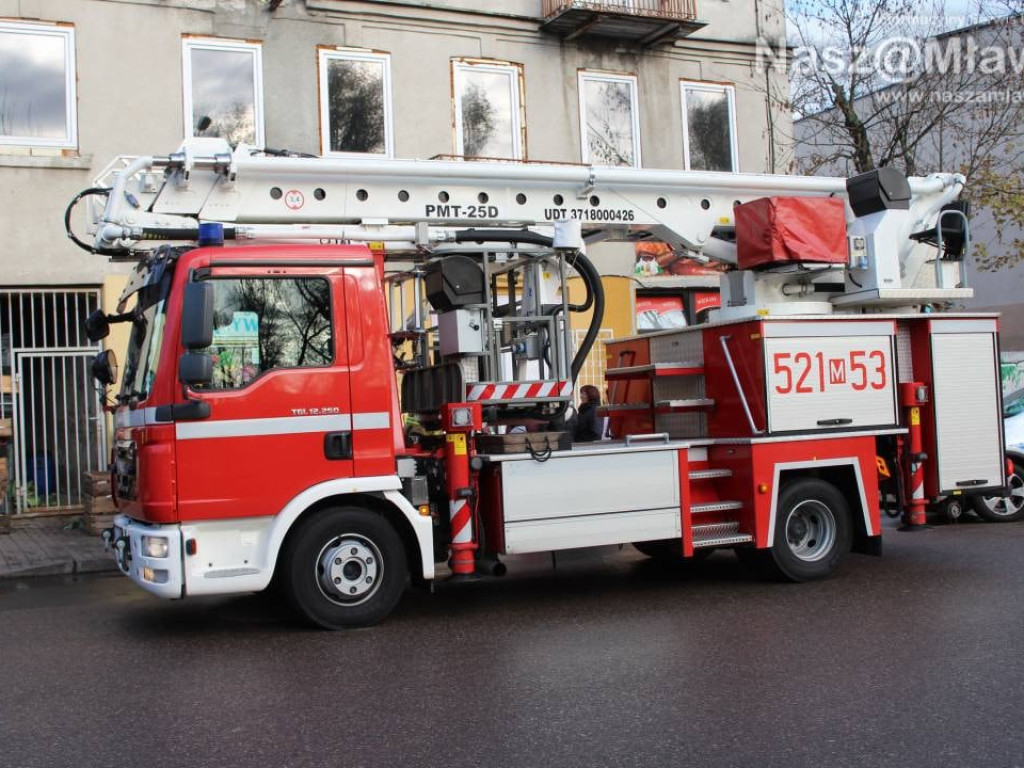 Pożar na pierwszym piętrze kamienicy [AKTUALIZACJA]. Zobacz zdjęcia!