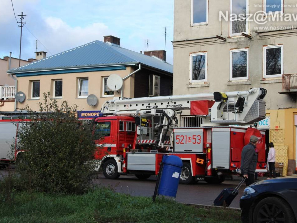 Pożar na pierwszym piętrze kamienicy [AKTUALIZACJA]. Zobacz zdjęcia!