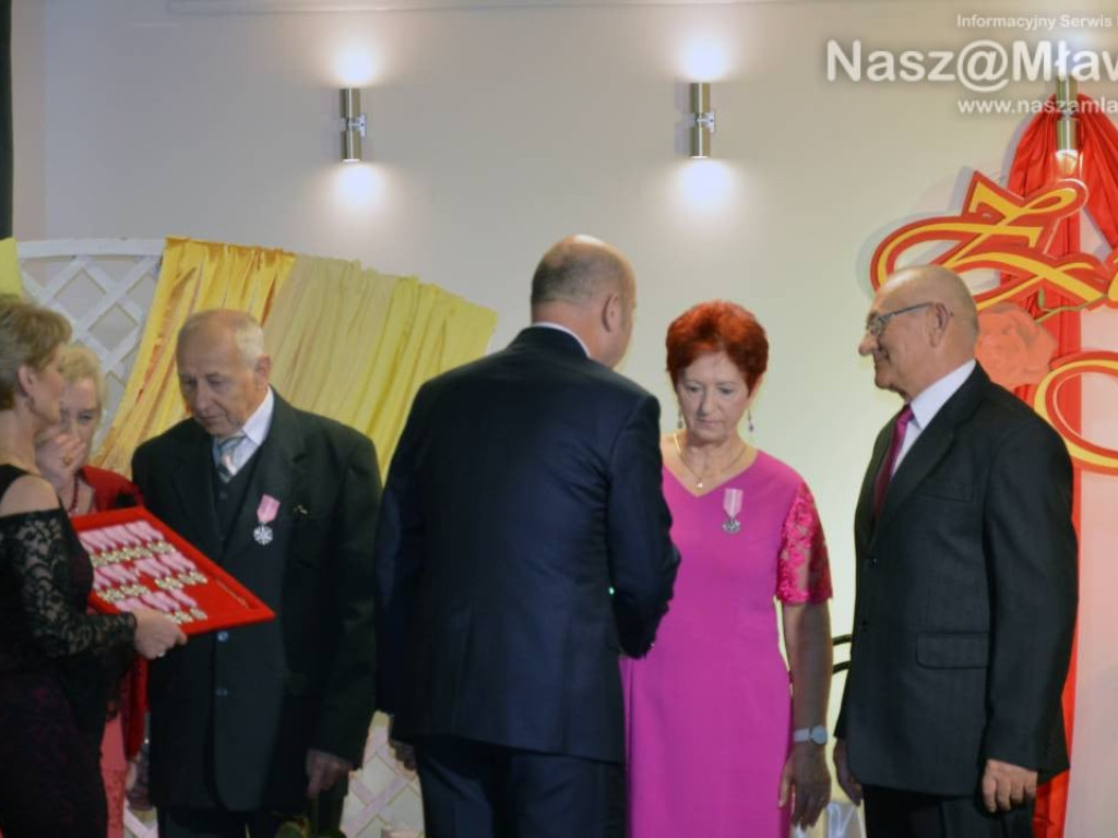 Medale od prezydenta dla 13 małżeństw z Mławy - FOTORELACJA