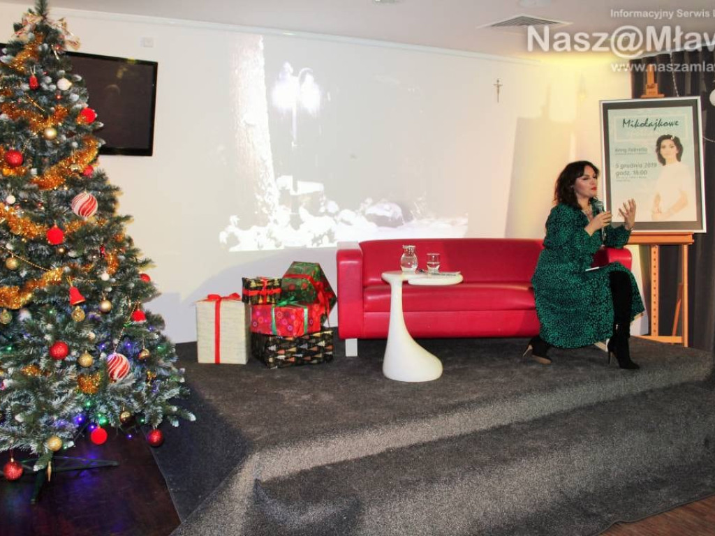 Mikołajkowe śpiewanie z Anną Fabrello. Tłumy w sali na piętrze