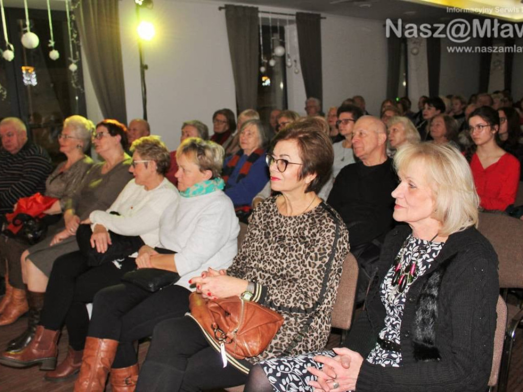 Mikołajkowe śpiewanie z Anną Fabrello. Tłumy w sali na piętrze
