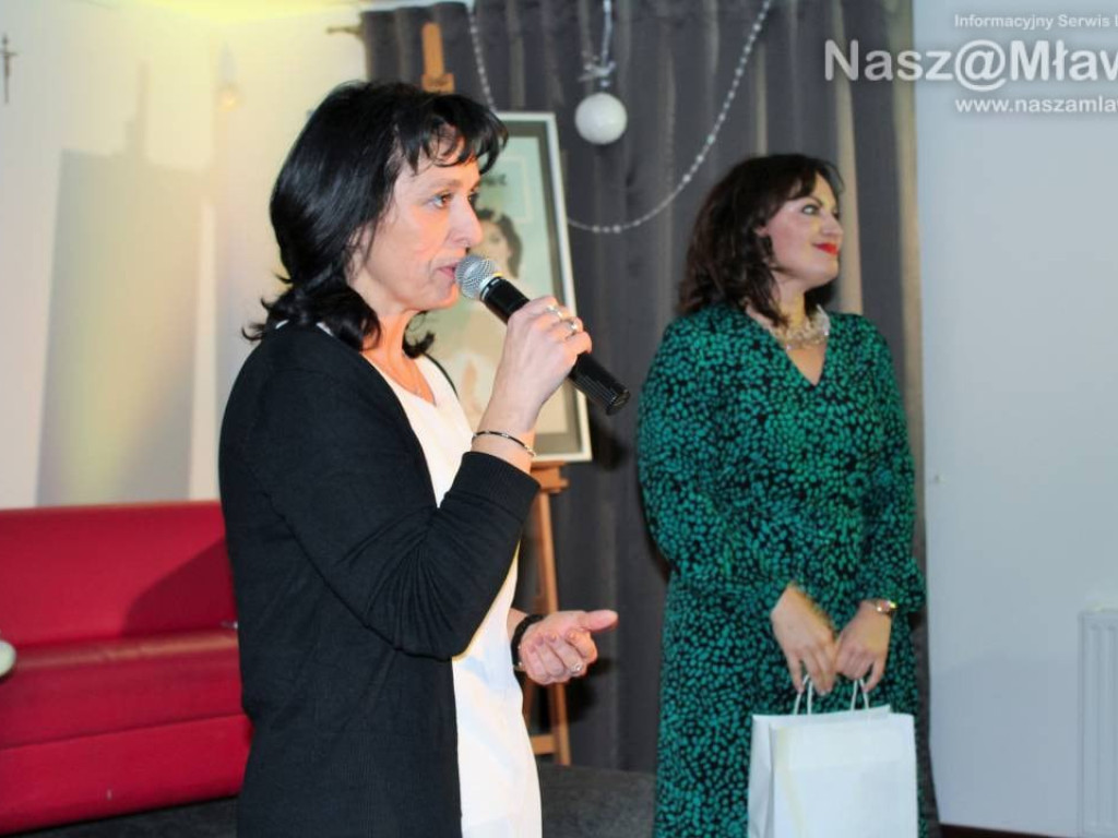 Mikołajkowe śpiewanie z Anną Fabrello. Tłumy w sali na piętrze