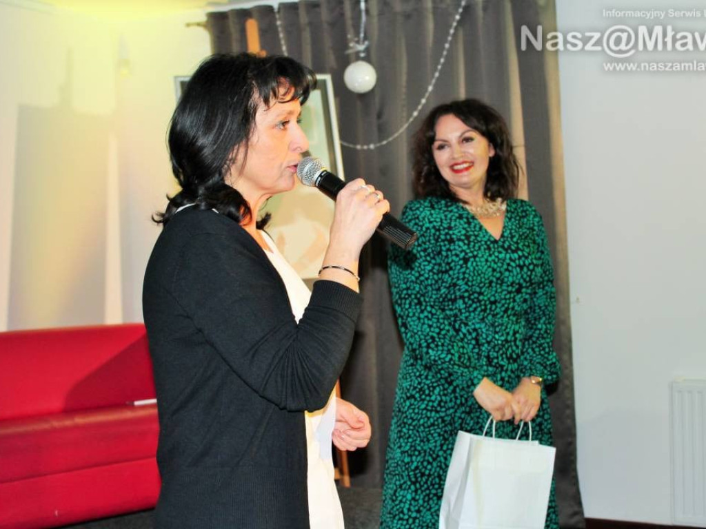 Mikołajkowe śpiewanie z Anną Fabrello. Tłumy w sali na piętrze