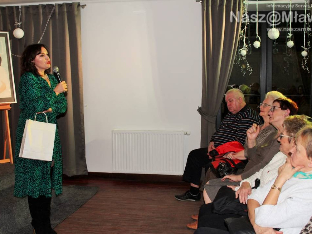 Mikołajkowe śpiewanie z Anną Fabrello. Tłumy w sali na piętrze