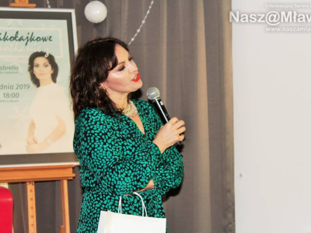 Mikołajkowe śpiewanie z Anną Fabrello. Tłumy w sali na piętrze