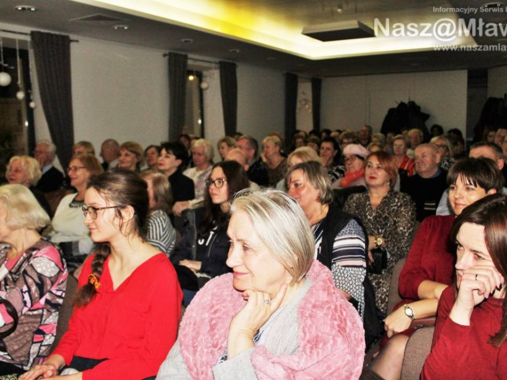 Mikołajkowe śpiewanie z Anną Fabrello. Tłumy w sali na piętrze