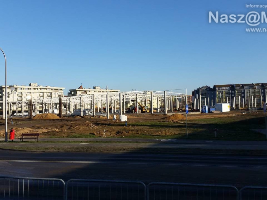 Już powstają stanowiska dla autobusów i dach na budynkach galerii