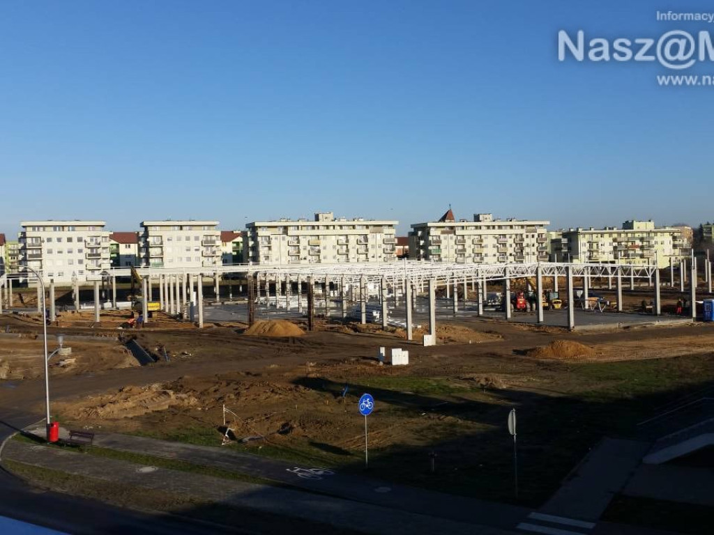 Już powstają stanowiska dla autobusów i dach na budynkach galerii