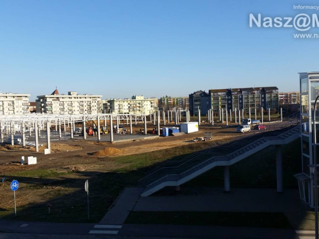 Już powstają stanowiska dla autobusów i dach na budynkach galerii