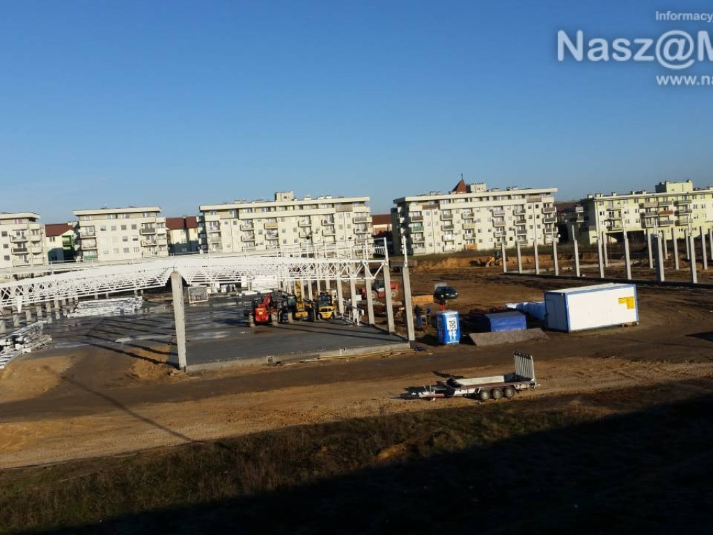 Już powstają stanowiska dla autobusów i dach na budynkach galerii