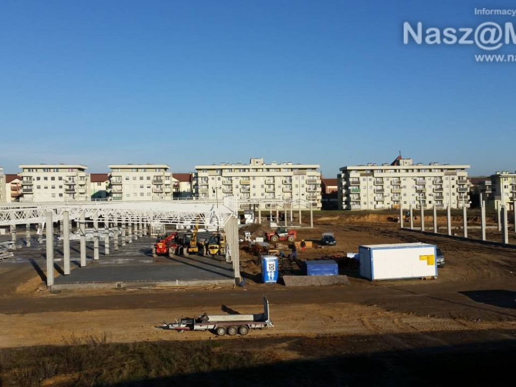 Już powstają stanowiska dla autobusów i dach na budynkach galerii