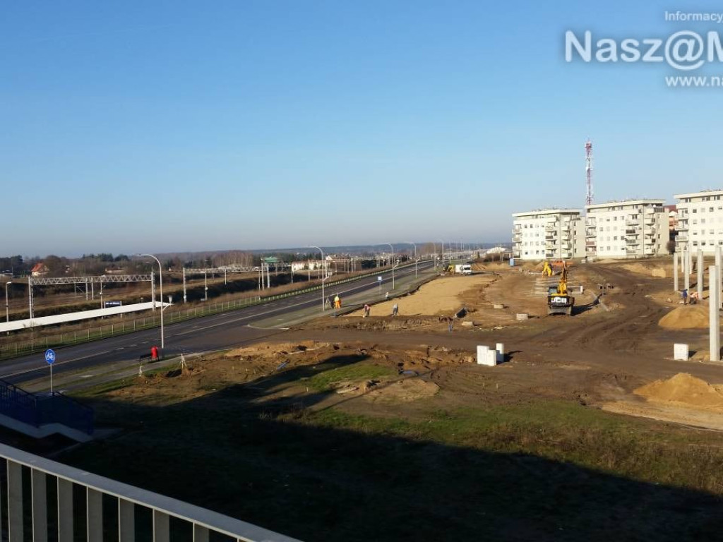 Już powstają stanowiska dla autobusów i dach na budynkach galerii