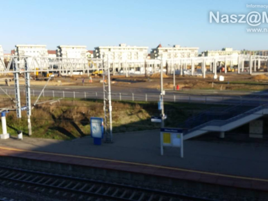 Już powstają stanowiska dla autobusów i dach na budynkach galerii