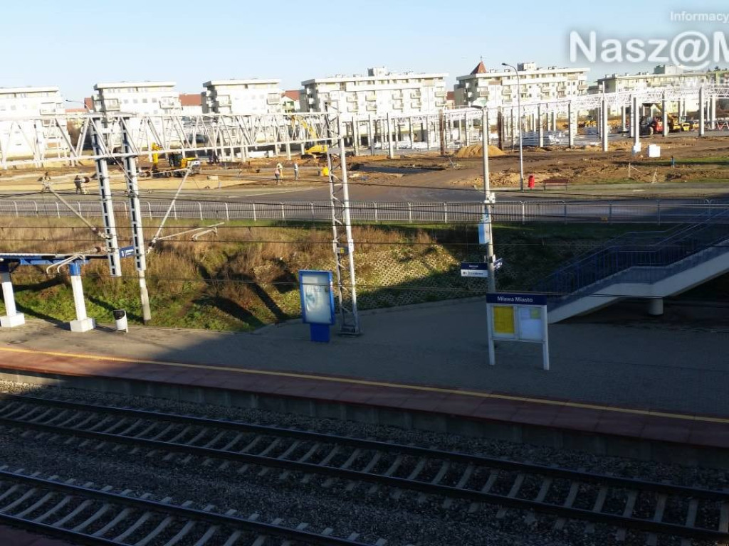 Już powstają stanowiska dla autobusów i dach na budynkach galerii