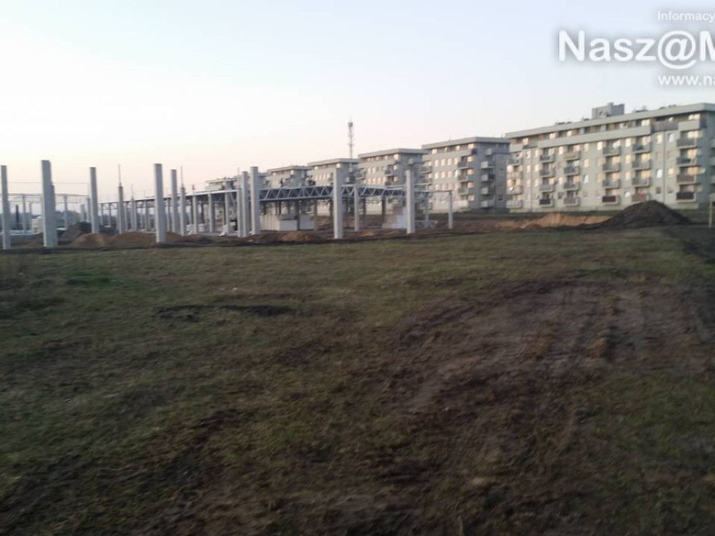 Już powstają stanowiska dla autobusów i dach na budynkach galerii