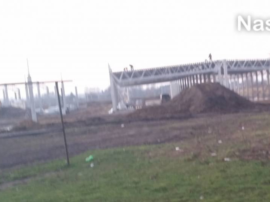 Już powstają stanowiska dla autobusów i dach na budynkach galerii