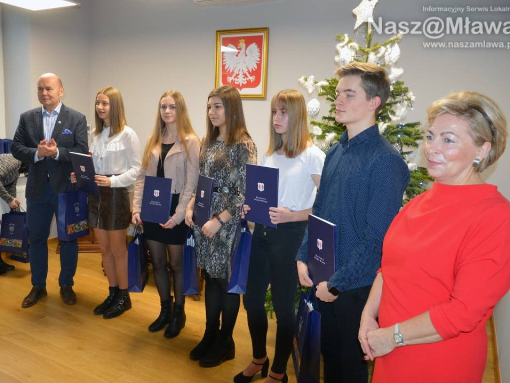 Uzdolnieni docenieni stypendiami burmistrza Mławy. FOTORELACJA