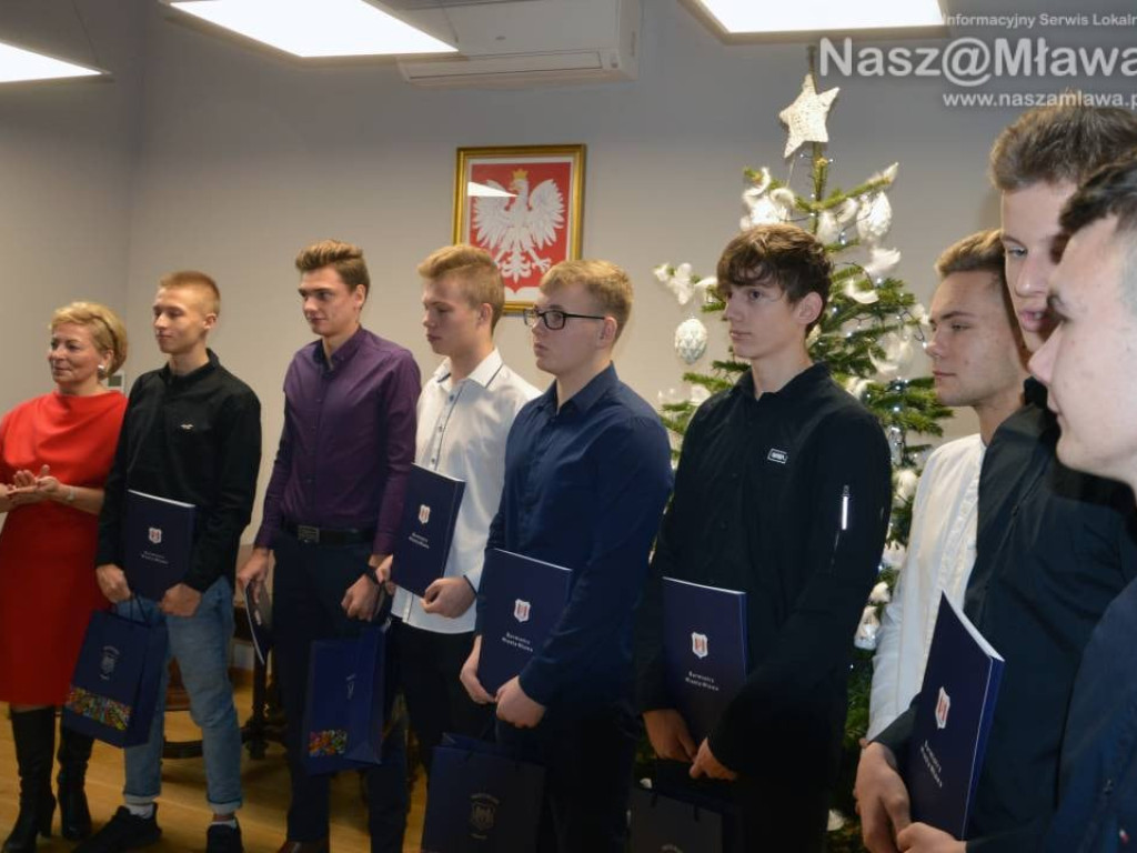 Uzdolnieni docenieni stypendiami burmistrza Mławy. FOTORELACJA