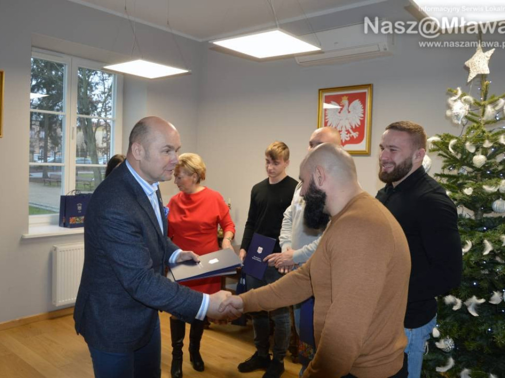 Uzdolnieni docenieni stypendiami burmistrza Mławy. FOTORELACJA