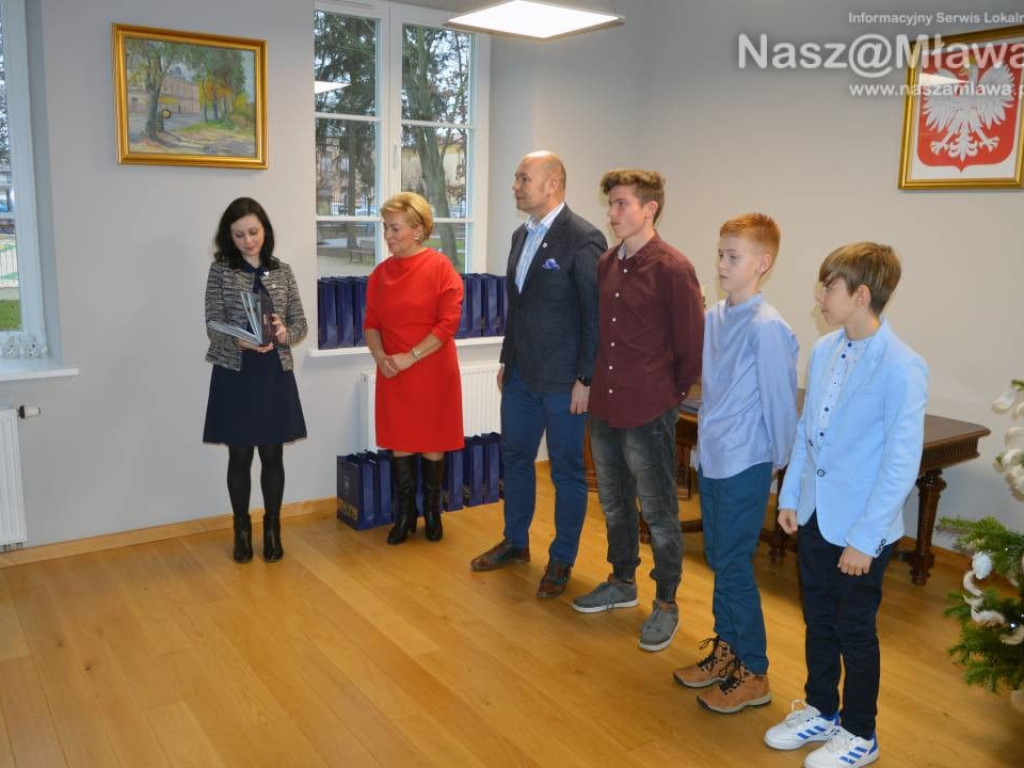 Uzdolnieni docenieni stypendiami burmistrza Mławy. FOTORELACJA