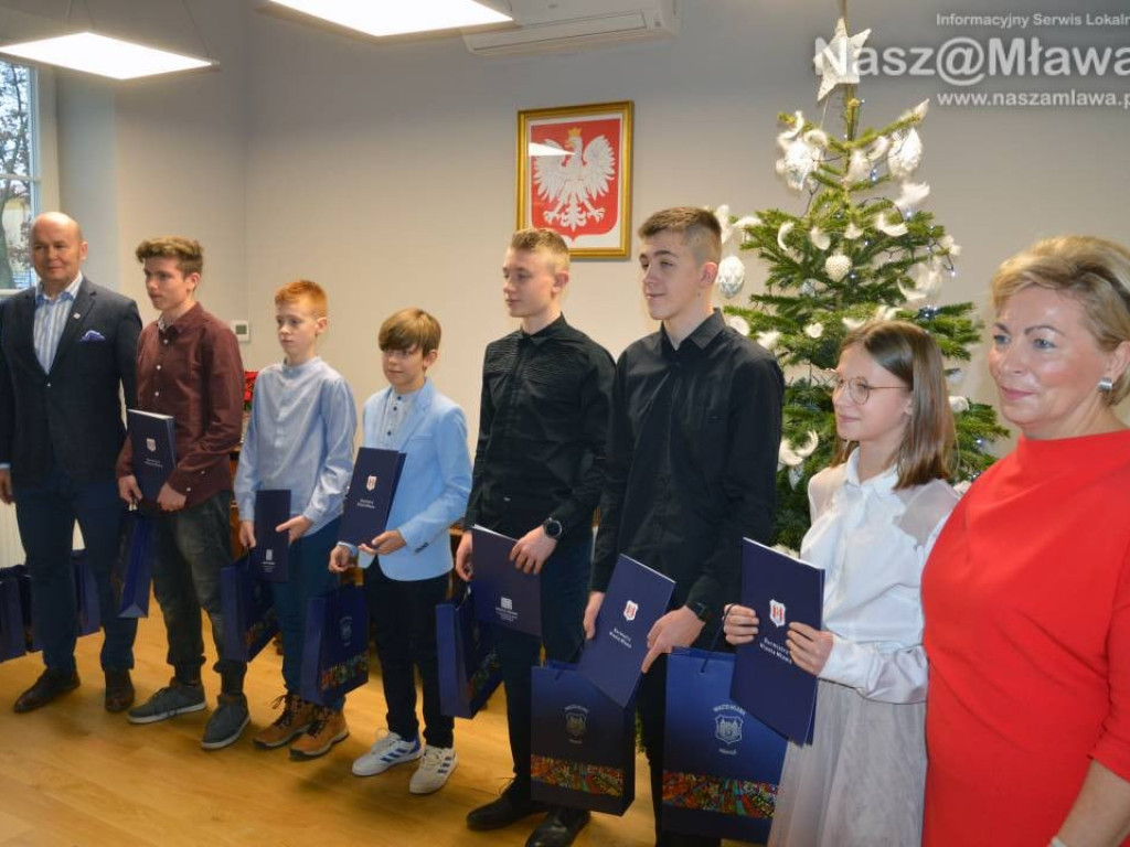 Uzdolnieni docenieni stypendiami burmistrza Mławy. FOTORELACJA