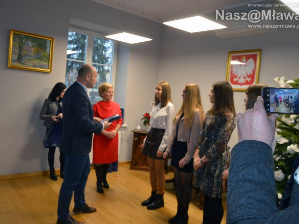 Uzdolnieni docenieni stypendiami burmistrza Mławy. FOTORELACJA