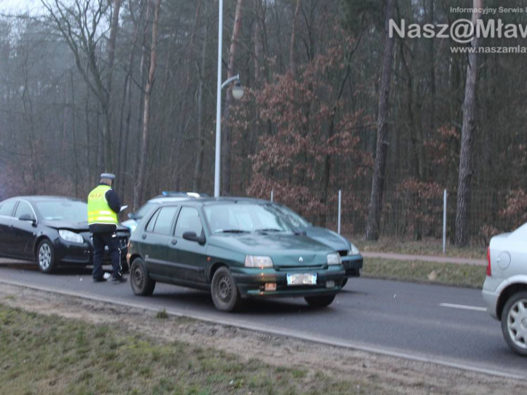 Kobieta w ciąży ranna. Zderzenie 4 aut na Al. Marszałkowskiej. ZDJĘCIA