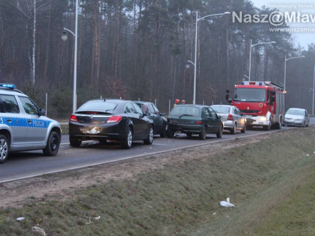 Kobieta w ciąży ranna. Zderzenie 4 aut na Al. Marszałkowskiej. ZDJĘCIA