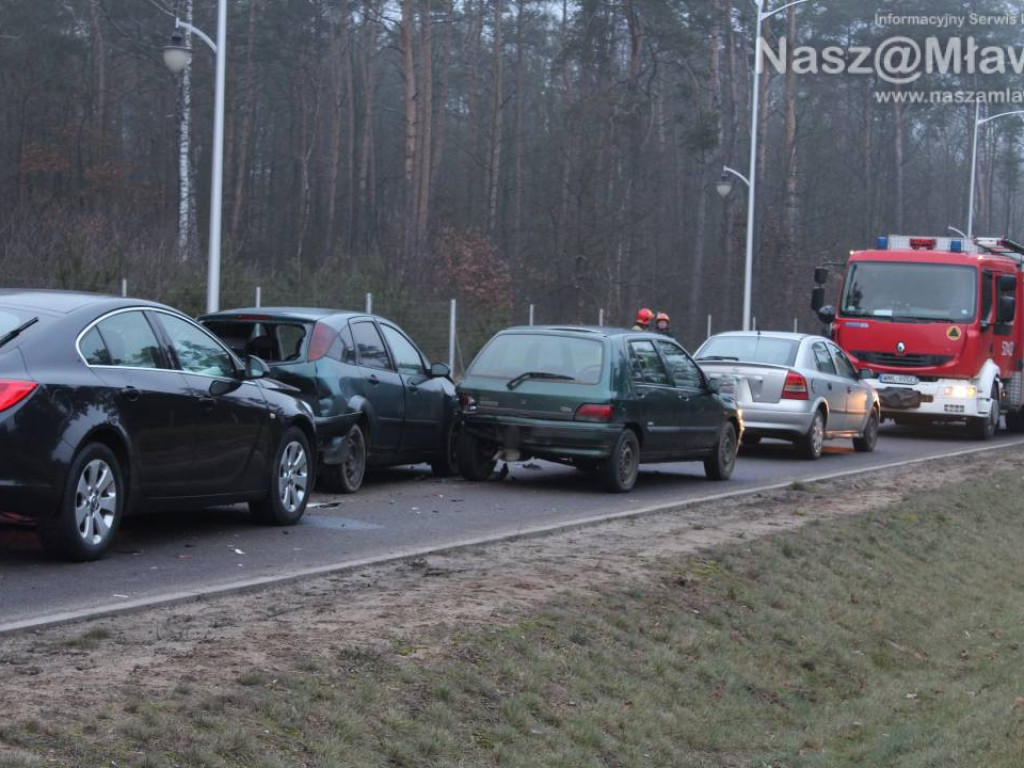 Kobieta w ciąży ranna. Zderzenie 4 aut na Al. Marszałkowskiej. ZDJĘCIA