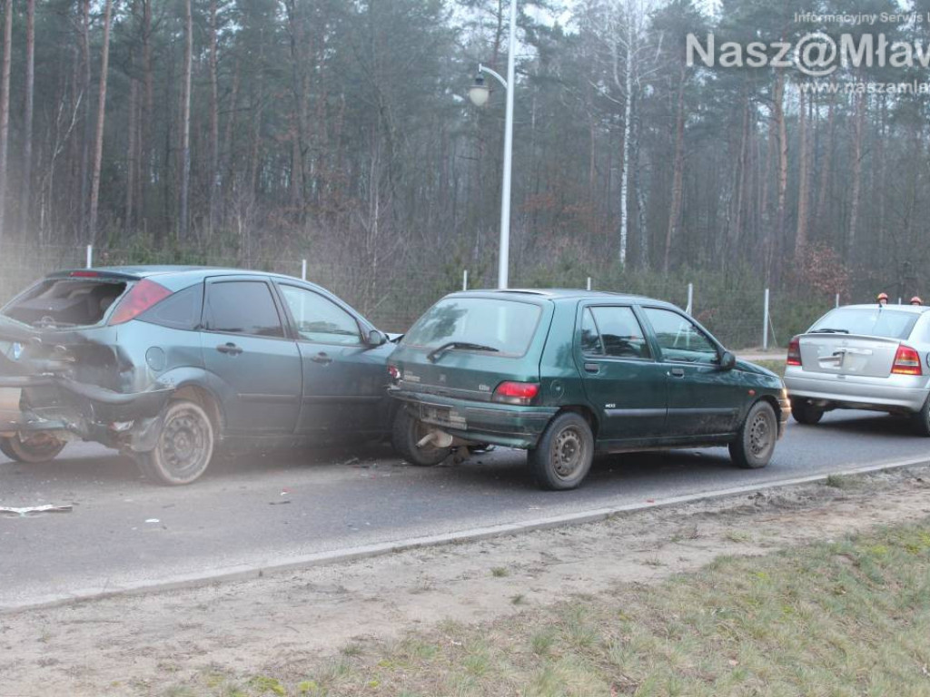 Kobieta w ciąży ranna. Zderzenie 4 aut na Al. Marszałkowskiej. ZDJĘCIA