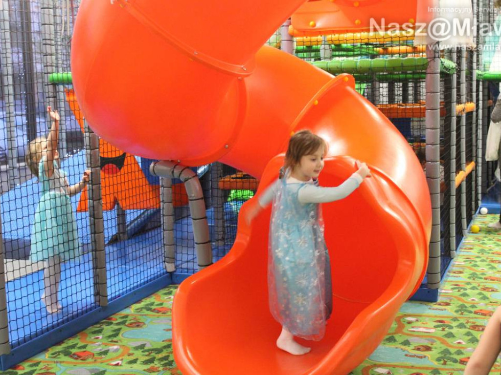 Olaf i Elsa odwiedzili nową salę zabaw!