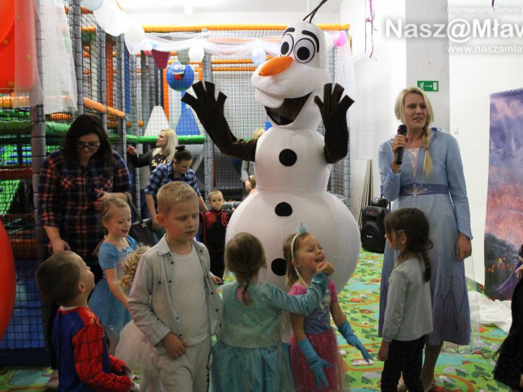 Olaf i Elsa odwiedzili nową salę zabaw!