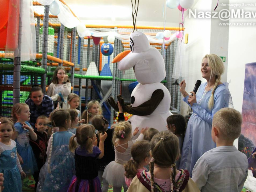 Olaf i Elsa odwiedzili nową salę zabaw!