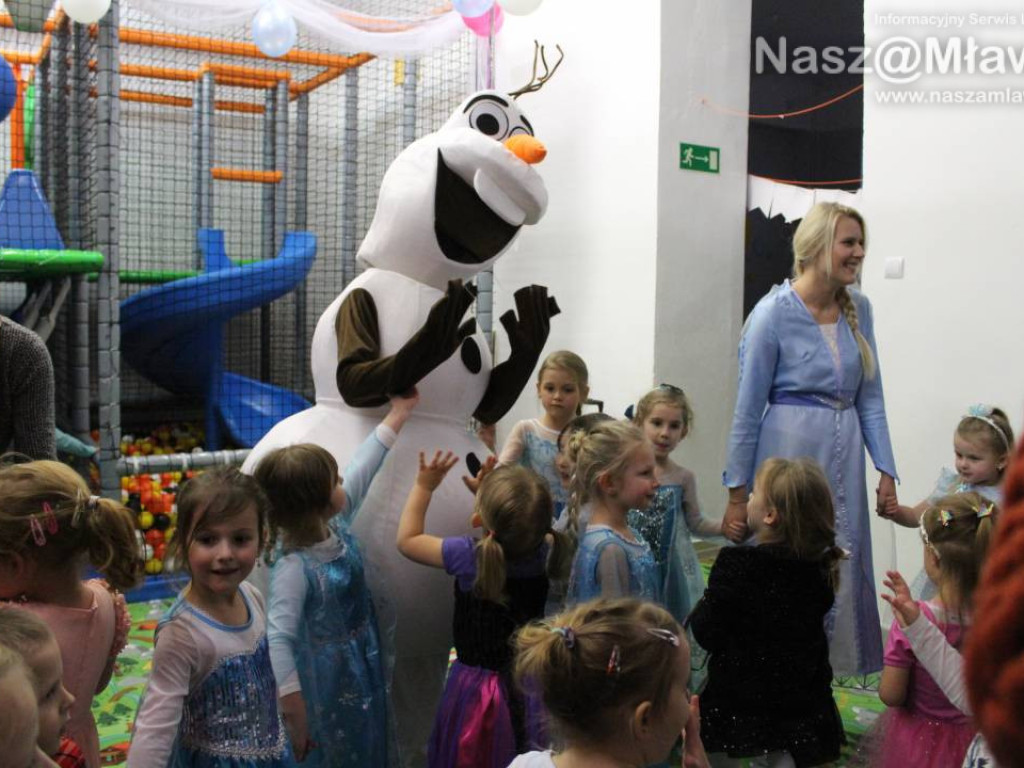 Olaf i Elsa odwiedzili nową salę zabaw!