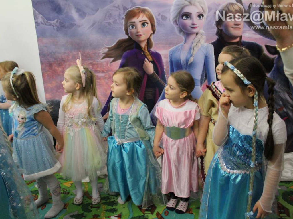 Olaf i Elsa odwiedzili nową salę zabaw!