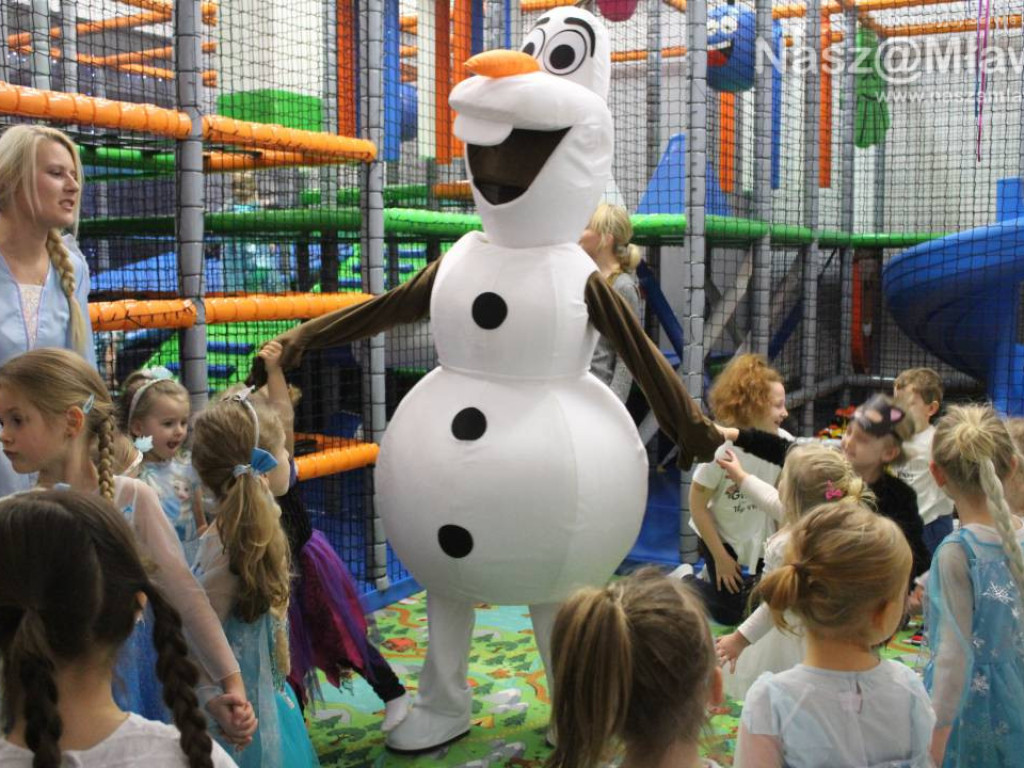 Olaf i Elsa odwiedzili nową salę zabaw!