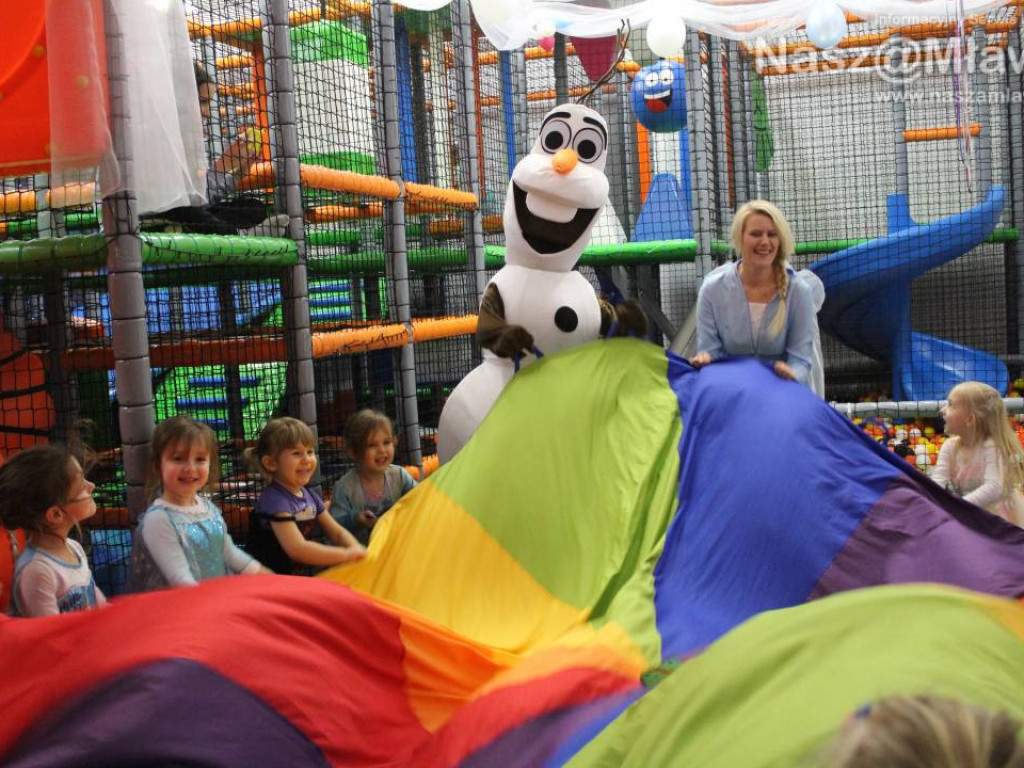 Olaf i Elsa odwiedzili nową salę zabaw!